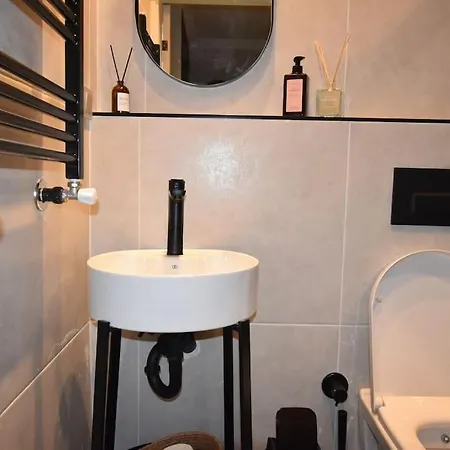 Charming House 4br Ac Near Metro 伊斯坦布尔