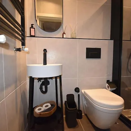 Charming House 4br Ac Near Metro 이스탄불